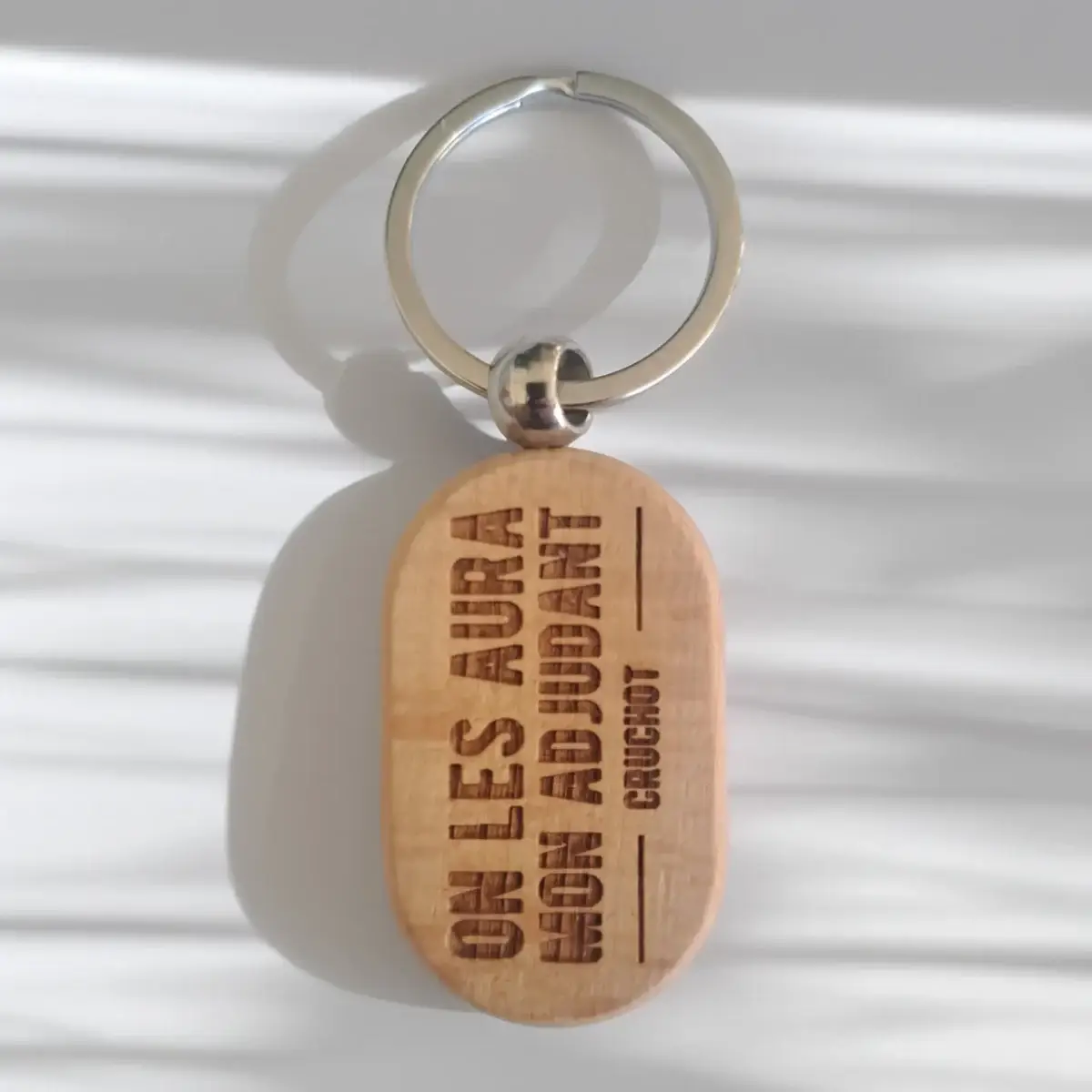 20260203_151450b-copief.jpg Porte‑clé galet en bois clair – Personnalisable en ligne