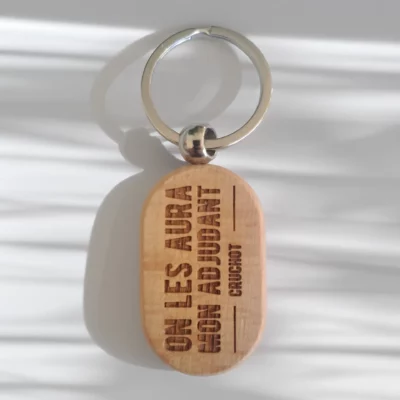 20260203_151450b-copief.jpg Porte‑clé galet en bois clair – Personnalisable en ligne