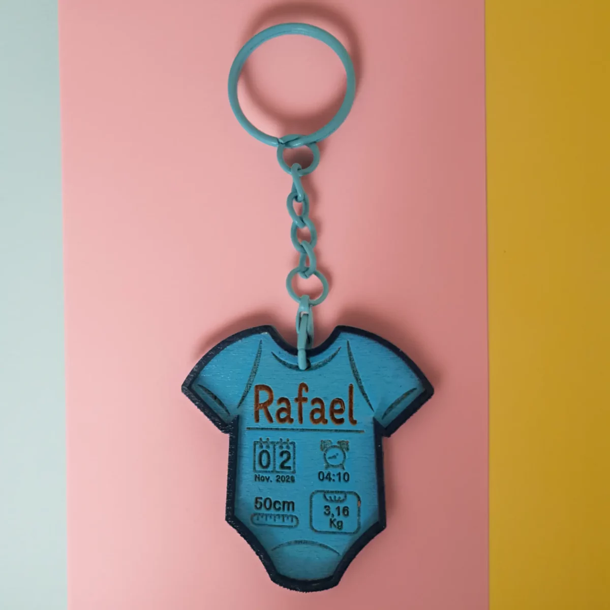 Porte‑clé de naissance en bois – Personnalisable en ligne