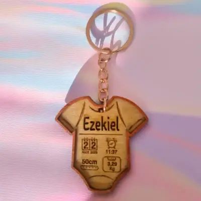 Porte‑clé de naissance en bois – Personnalisable en ligne