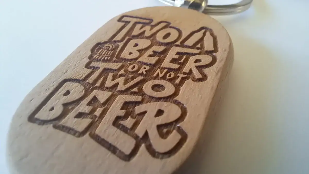 porte-cle-two-beer-humour-bois-detail.jpg Porte‑clé galet en bois clair – Personnalisable en ligne